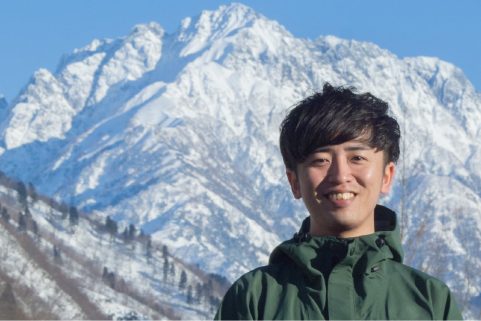 剱岳を背景にほほえむ三浦